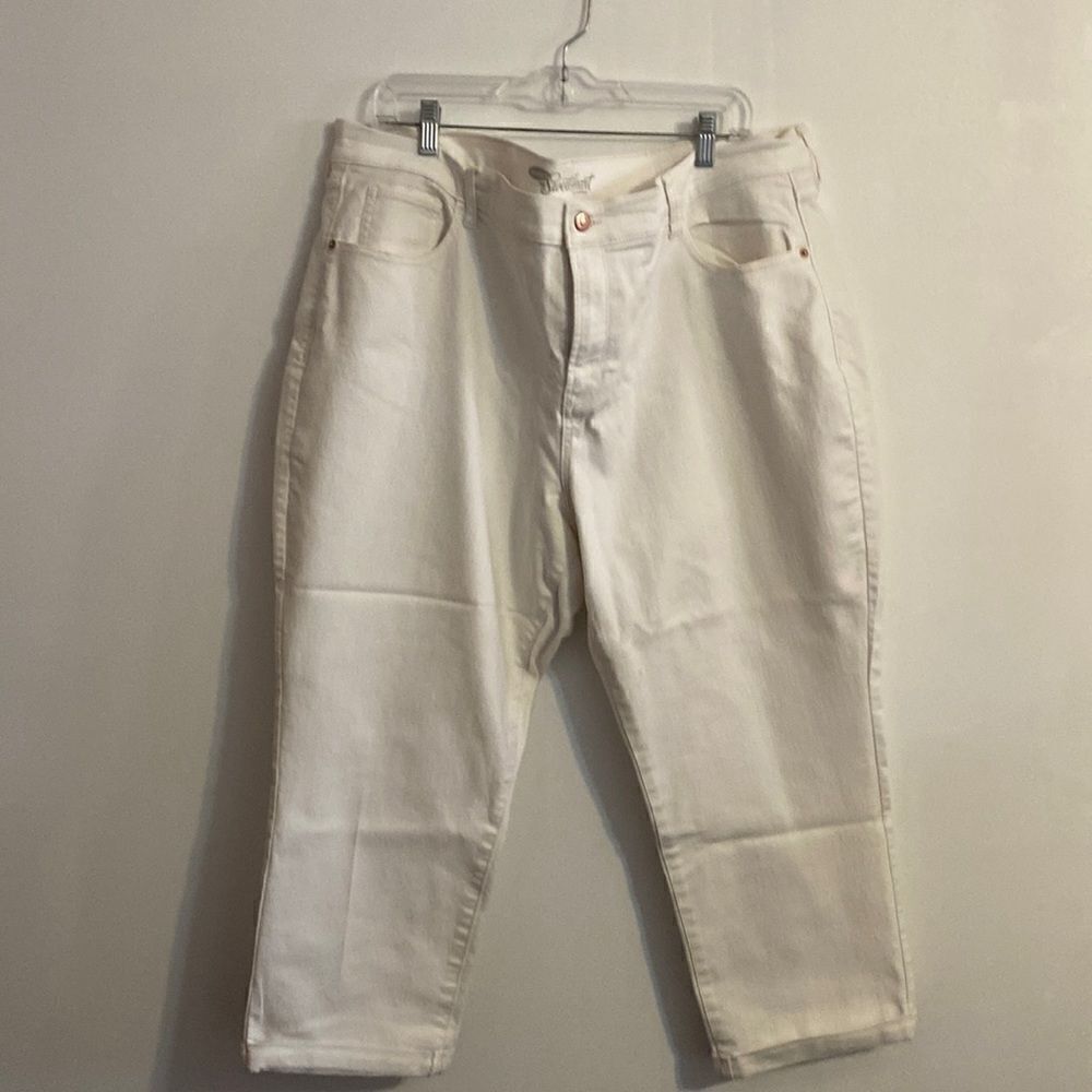 Old Navy white capri's, size 20